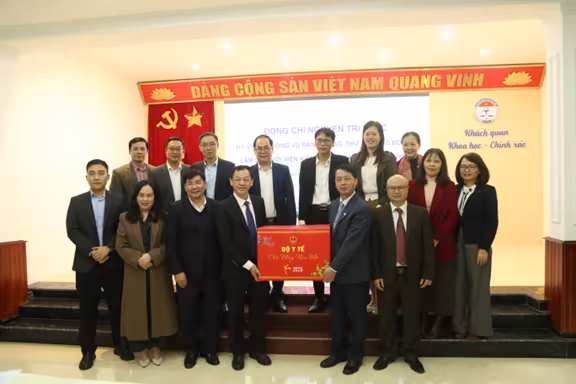Thứ trưởng Bộ Y tế Nguyễn Tri Thức thăm, làm việc và chúc Tết Nguyên đán Bính Ngọ tại Viện Kiểm nghiệm thuốc Trung ương